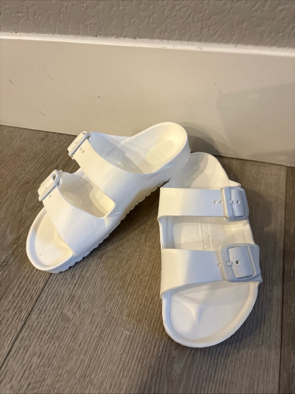 EUC Birkenstock Kids Arizona EVA Sandals White Slip-On Size 33 EU 2 US